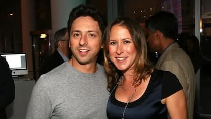 La cofundadora Anne Wojcicki con su entonces esposo Sergei Brin en una "fiesta Spit" de 23andMe en Nueva York