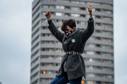 La cofundadora del movimiento "All-Poland Womens Strike", Klementyna Suchanow, hace un gesto durante una protesta a favor del aborto, el 28 de noviembre de 2020