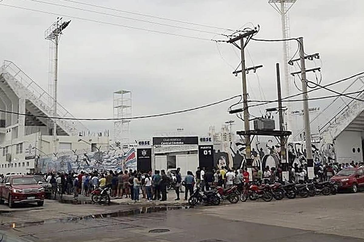 La cola de los hinchas para sacar su entrada para el partido del domingo: la visita de Boca genera gran expectativa en Santiago del Estero.