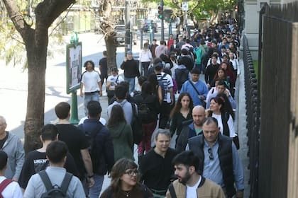 La cola de postulantes en busca de trabajo se extendió por varias cuadras en el barrio porteño de Palermo