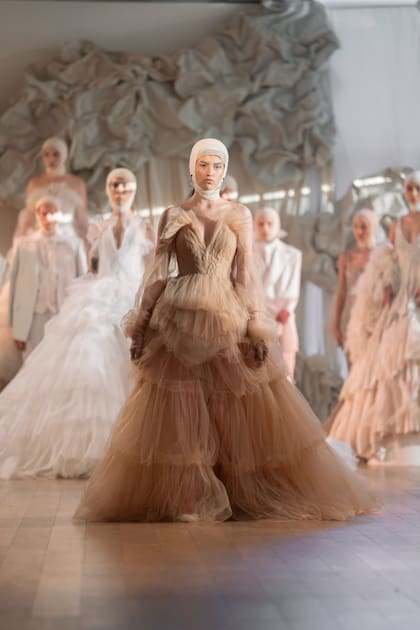 La colección apuesta por una paleta neutra, con blanco, off white, nude y beige y texturas como el algodón, la seda, encajes y plumas