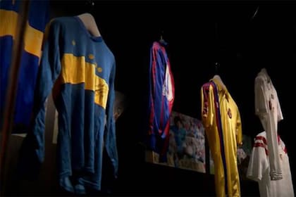 Camisetas de Boca, Barcelona y Sevilla que se pueden ver en el Museo de la Moda de Santiago de Chile