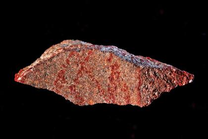 La colección de líneas entrecruzadas fue hallada en la cueva Blombos a unos 300 kilómetros al este de Ciudad del Cabo
