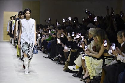 La colección para Otoño/Invierno de Prada se apoyó en la superposición: sastrería, punto, vestidos satinados, bordados y transparencias