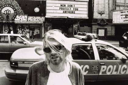 La colección que se lanza a 25 años de la muerte de Kurt Cobain presenta remeras y buzos con bocetos, pinturas y notas escritas a mano