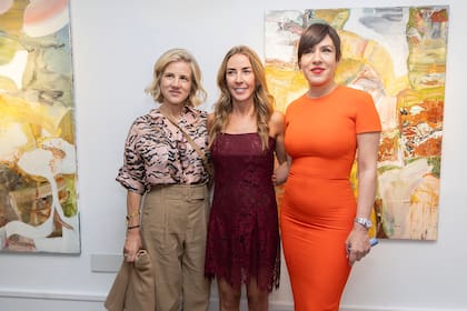La coleccionista Dominica Munro y Paulina Fernández Rubio de Puente junto a la anfitriona