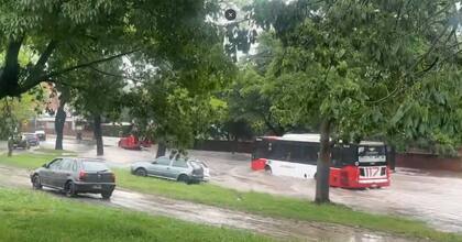 La colectora de la avenida General Paz también se vio muy afectada por el temporal de la madrugada