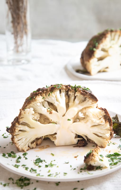 La coliflor cocinada tiene una textura carnosa que puede servirse sola y como acompañamiento.