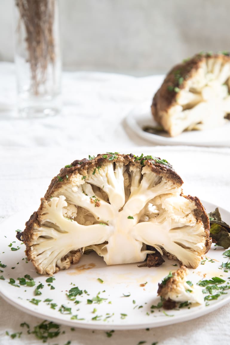 La coliflor cocinada tiene una textura carnosa que puede servirse sola y como acompañamiento.