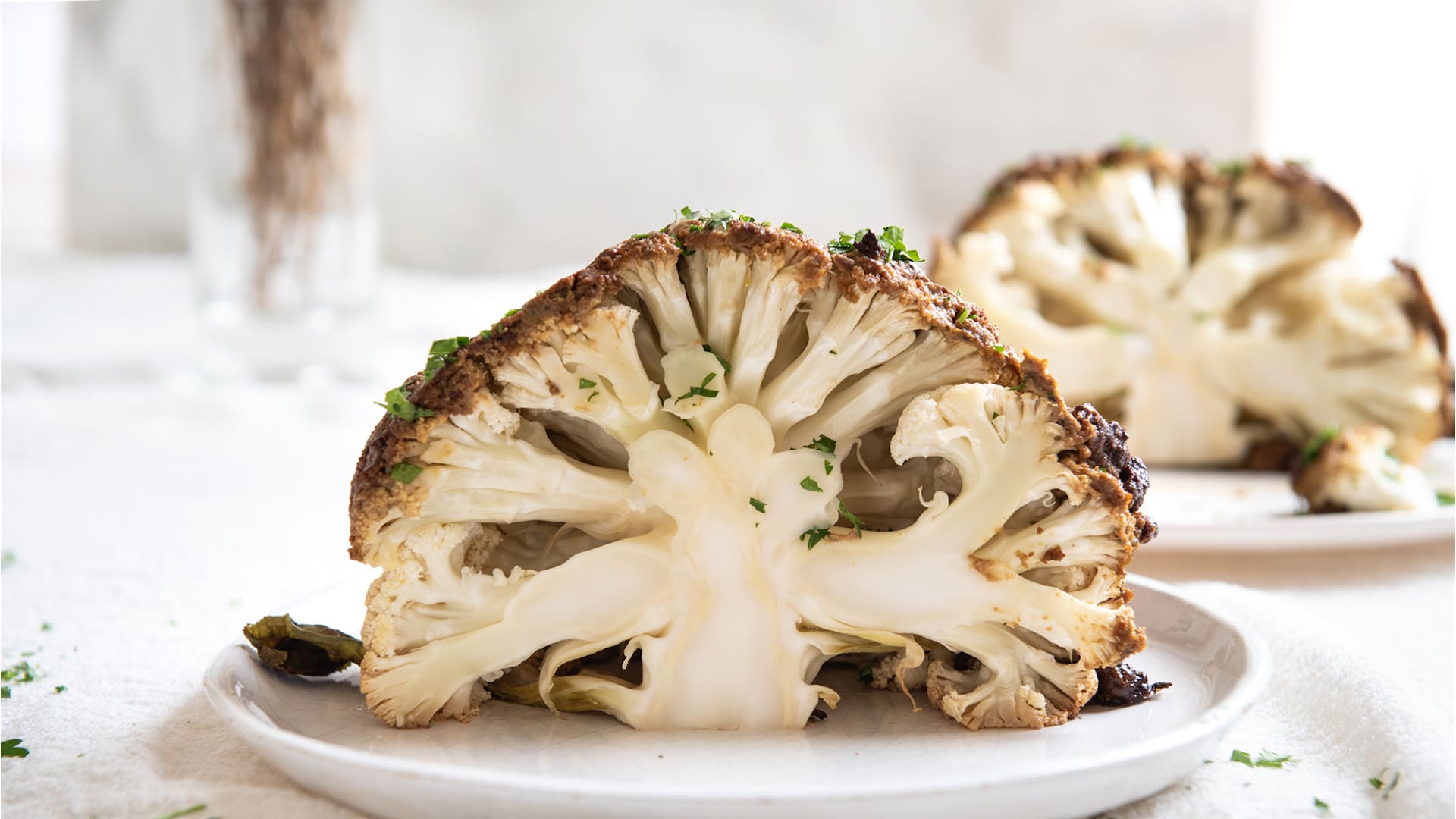 La coliflor cocinada tiene una textura carnosa que puede servirse sola y como acompañamiento.