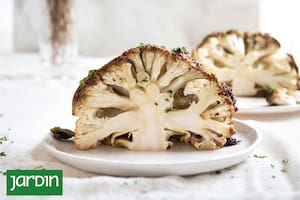 La coliflor cocinada tiene una textura carnosa que puede servirse sola y como acompañamiento.