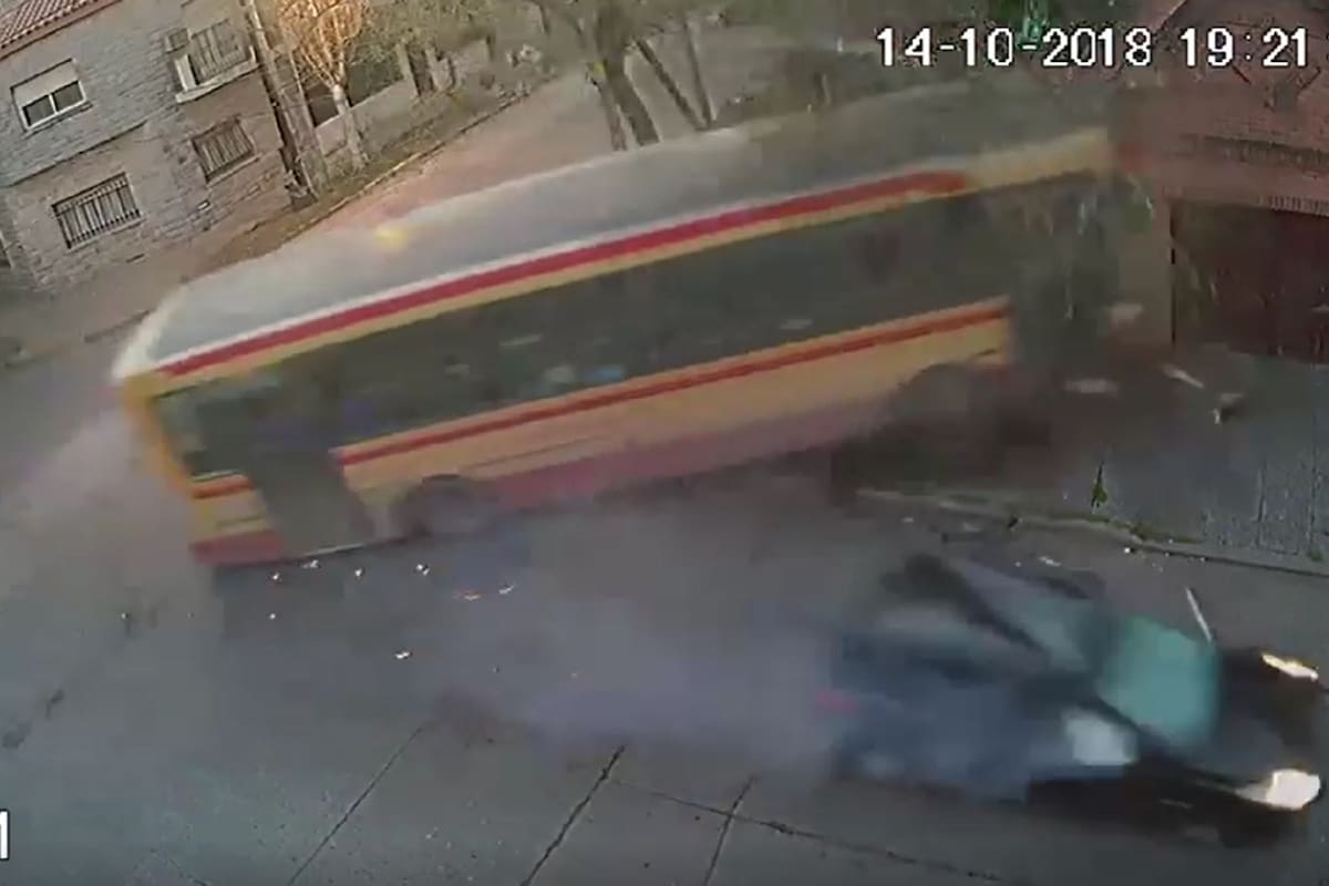 La colisión del colectivo contra el auto dejó 18 heridos y una casa a punto de la demolición