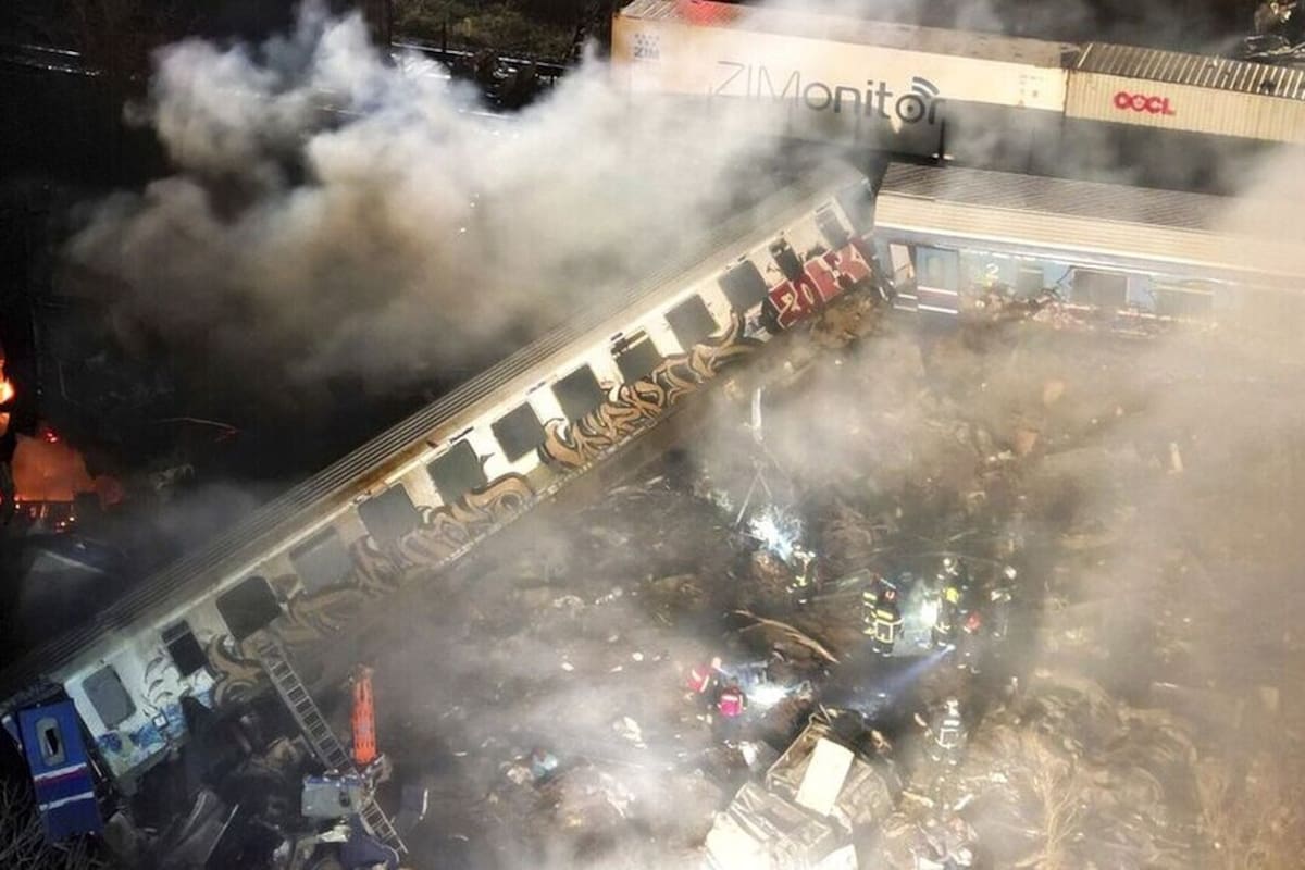 La colisíon hizo que ambos trenes descarrilaran