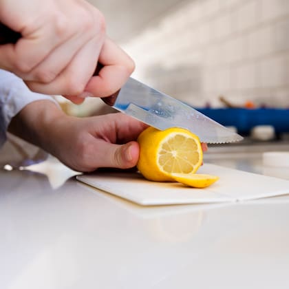 La colocación de rodajas frescas en puntos estratégicos de la cocina reduce la presencia de la plaga en el hogar