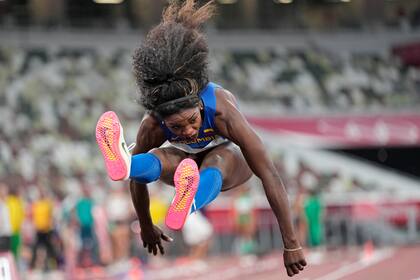 La colombiana Caterine Ibargüen compite en la ronda clasificatoria del triple salto femenino en los Juegos Olímpicos de Verano 2020, en Tokio, el viernes 30 de julio de 2021. (Foto AP/David J. Phillip)