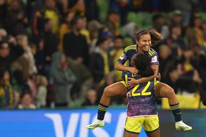 La colombiana Leicy Santos, en alto, y su compañera Daniela Caracas celebran tras su victoria en un partido de octavos de final del Mundial femenino de fútbol sobre Jamaica en Melbourne, Australia, el martes 8 de agosto de 2023. (AP Foto/Hamish Blair)