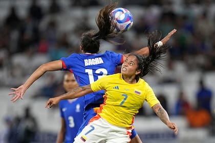 La colombiana Manuela Pavi (7) pugna el balón con la francesa Selma Bacha en el partido del torneo de fútbol femenino de los Juegos Olímpicos, el jueves 25 de julio de 2024, en Decines, Francia. (AP Foto/Laurent Cipriani)