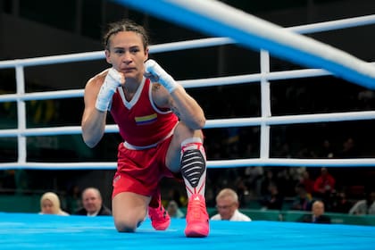La colombiana Yeni Arias celebra tras derrotar a la brasileña Tatiana De Jesús en la final de la división de 54 kg del boxeo femenino de los Juegos Panamericanos en Santiago, Chile, el viernes 27 de octubre de 2023. (AP Foto/Martín Mejía)
