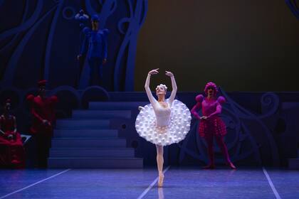 La colorida "Bella Durmiente" del Sodre, con vestuario de Agatha Ruiz de la Prada, vuelve en formato suite, con las hadas en un prólogo que respeta el distanciamiento de dos metros entre bailarines