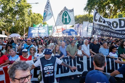 La columna central de la marcha estuvo copada por las dos CTA y agrupaciones de izquierda