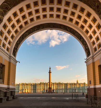 La columna de Alejandro y el Palacio de Invierno que guarda parte de la colección del Museo Hermitage