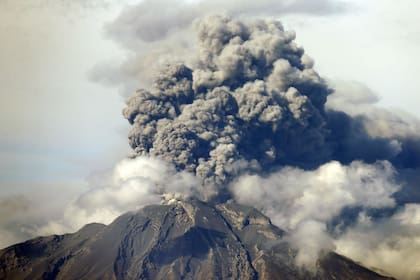 La columna de humo de la tercera erupción alcanzó una altura de cuatro kilómetros