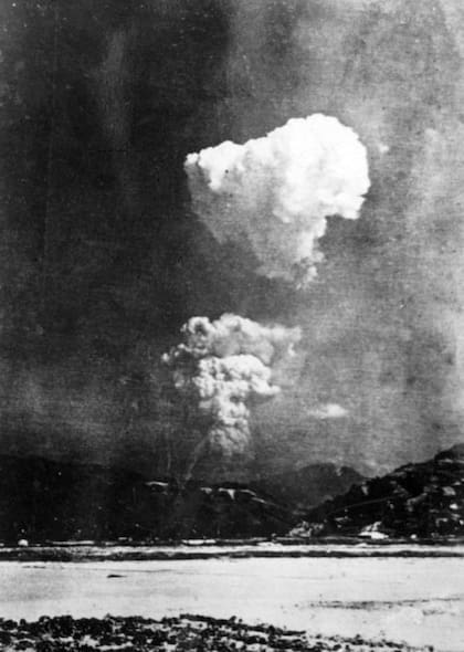 La columna de humo y fuego generada por la bomba atómica sobre Hiroshima, captada entre dos y cinco minutos después de la explosión