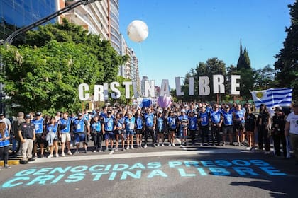 La columna de La Cámpora lleva como una consigna principal el pedido de libertad de Cristina Kirchner