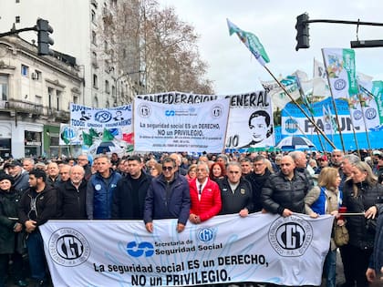 La columna de la CGT que participó el miércoles de la marcha de los jubilados, con Sola y Jerónimo, al frente