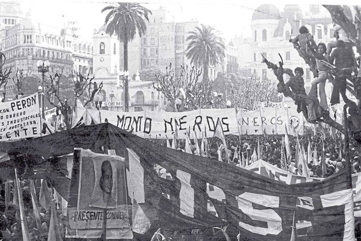 La columna de Montoneros, el 1 de mayo de 1974, el día que Perón los echó de la Plaza de Mayo