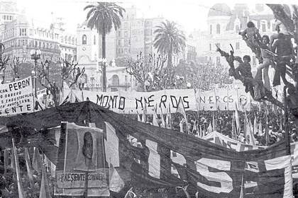 La columna de Montoneros, el 1 de mayo de 1974, el día que Perón los echó de la Plaza de Mayo