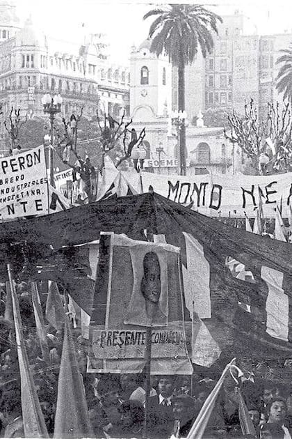 La columna de Montoneros el 1 de mayo de 1974, el día que Perón los echó de la Plaza de Mayo