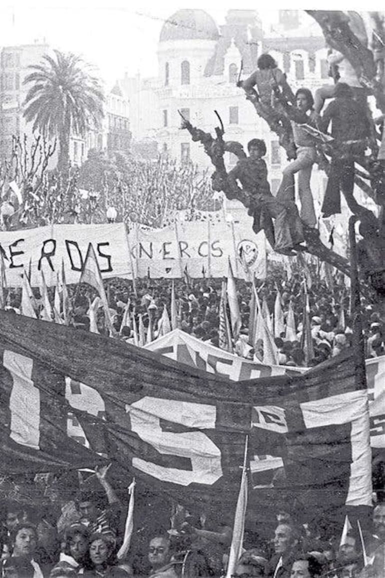 La columna de Montoneros, el 1 de mayo de 1974, el día que Perón los echó de la Plaza de Mayo