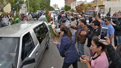 La columna estuvo encabezada por la esposa de Das Neves, Raquel Di Perna