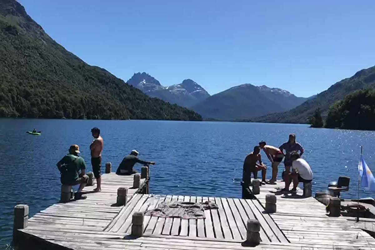 La columna "Juana Azurduy" ya instalada en muelle de la estancia de Joe Lewis, en Lago Escondido
