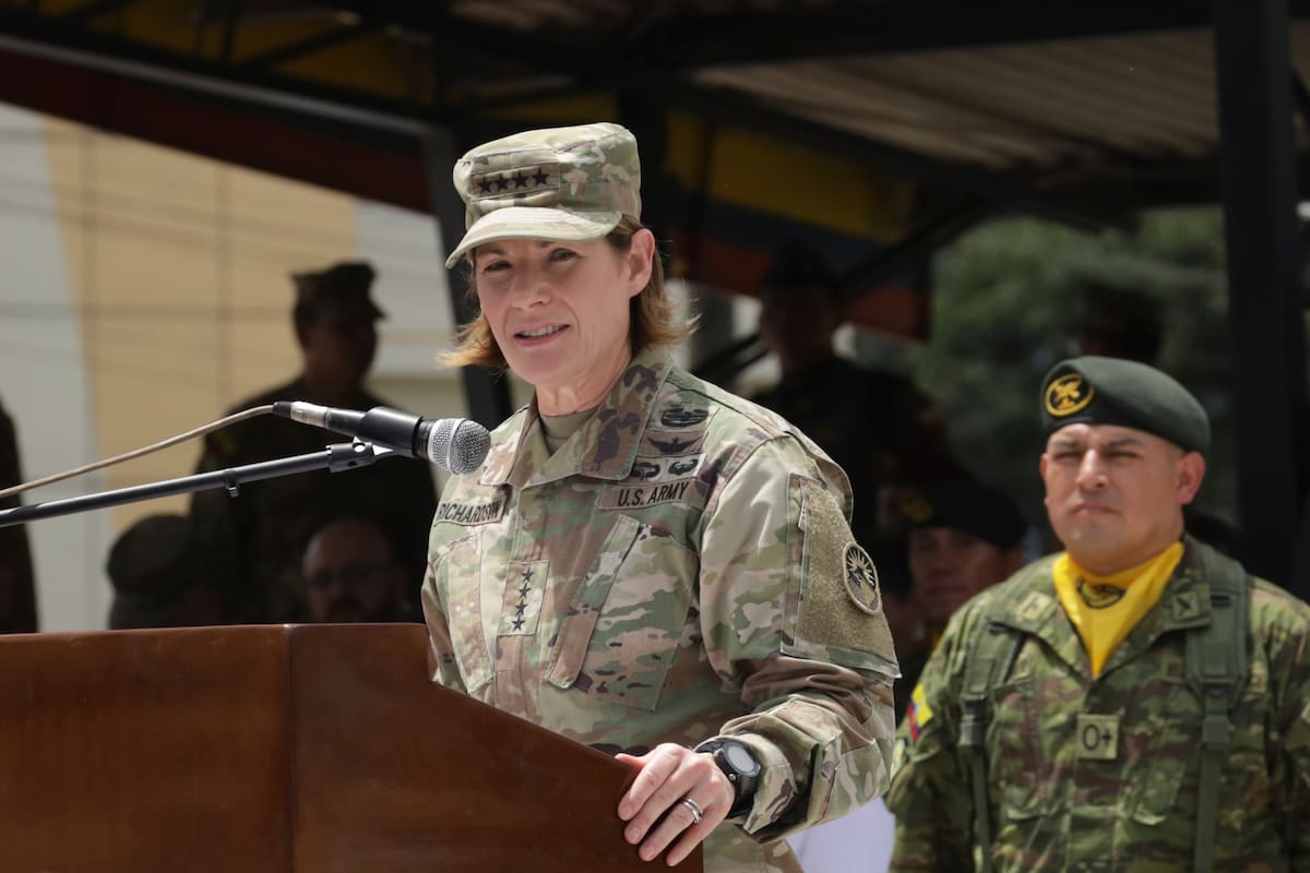 La comandante del Comando Sur de Estados Unidos, Laura Richardson, en un acto para la donación de equipamiento de seguridad y para desastres naturales de Estados Unidos a las Fuerzas Armadas de Ecuador, en Guayaquil, Ecuador, el jueves 25 de enero de 2024. La donación es parte de la cooperación para apoyar la lucha de Ecuador contra la violencia relacionada con bandas de narcotráfico. (AP Foto/César Muñoz)