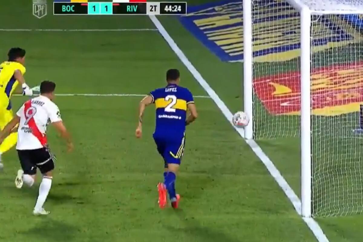 La comba que tomó la pelota salvó de manera milagrosa el arco de Boca