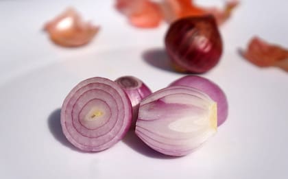 La combinación de azufre y antioxidantes en la cebolla ayuda a reducir el quiebre del cabello, mejorando su resistencia y vitalidad