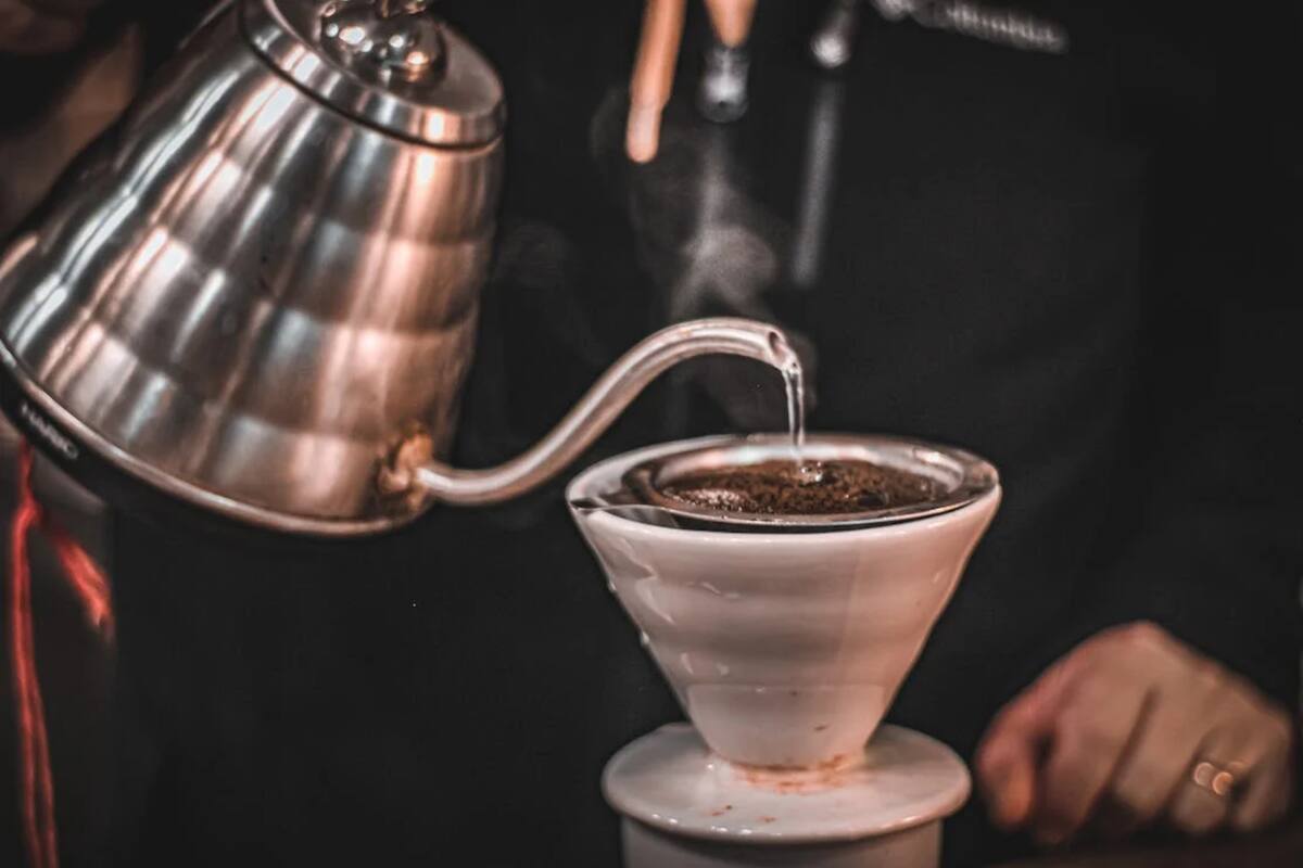 La combinación de café y aceite de oliva se volvió tendencia en redes sociales, ¿qué efectos tiene? (Foto Pexels)