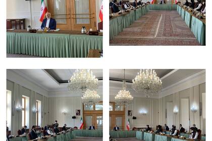 La combinación de fotos distribuidas por la cancillería iraní muestra una reunión de delegaciones del Talibán y el gobierno de Afganistán presidida por el canciller iraní Mohammad Javad Zarif en Teherán, Irán, miércoles 7 de julio de 2021.  (Ministerio del Exterior iraní via AP)
