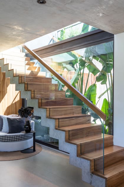 La combinación de hormigón, madera y vidrio favorece una conexión fluida con el patio.