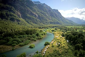La combinación de lo agreste y el confort es la premisa de este nuevo alojamiento a orillas del río Manso.