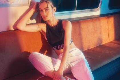 La combinación de prendas deportivas y elegantes con toques metalizados