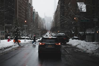 La combinación de temperaturas bajo cero, humedad residual y enfriamiento nocturno mantiene vigente el riesgo en gran parte de las carreteras en Nueva York