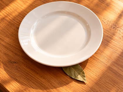 La combinación del laurel y un plato blanco simboliza la llegada de nuevas oportunidades (Foto: imagen ilustrativa con IA)