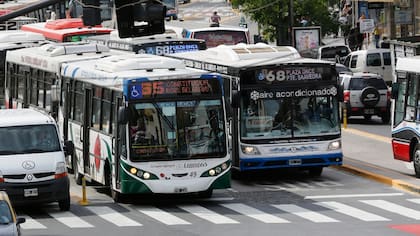 La combustión de los motores de los colectivos emite gases de efecto invernadero, lo que se busca combatir