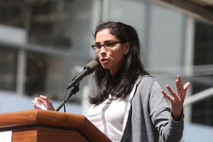 La comediante Sarah Silverman demandó en 2023 a OpenAI por considerar que usó su obra para entrenar a ChatGPT sin su autorización