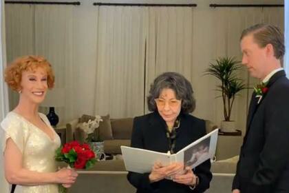 La comediante y su flamante marido se casaron en la nochebuena, con Lily Tomlin como oficiante
