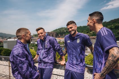 La comentada nueva camiseta suplente, de color violeta, que la selección argentina utilizará en el Mundial Qatar 2022
