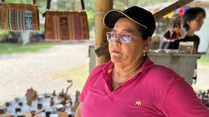 La comerciante María Moreno asegura que la mayoría de gente que viene a Armero lo hace para visitar la tumba de Omaira